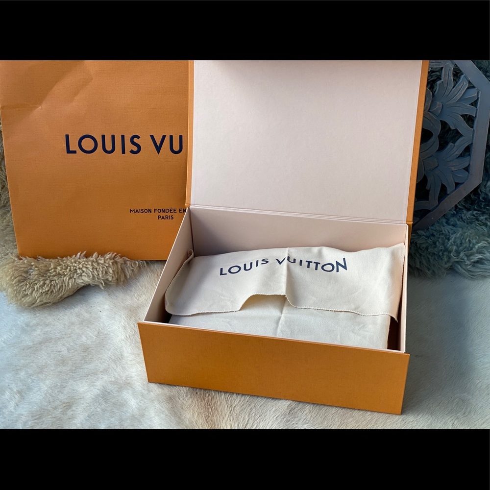 ๐ฏ Authentic Louis Vuitton Courcelles Body Bag ๐ - Picture 2 of 13